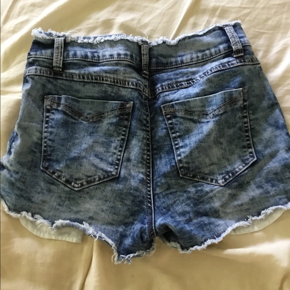 Jean shorts. Stonewashed, Fringy. Size 5 - Picture 3 of 3